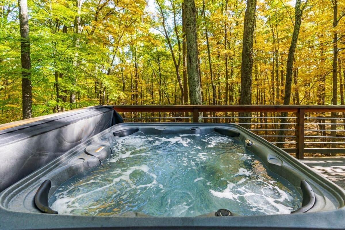 Chalet W Hot Tub, Large Deck, Grill, & Fast Wifi بيركلي سبرينغز المظهر الخارجي الصورة