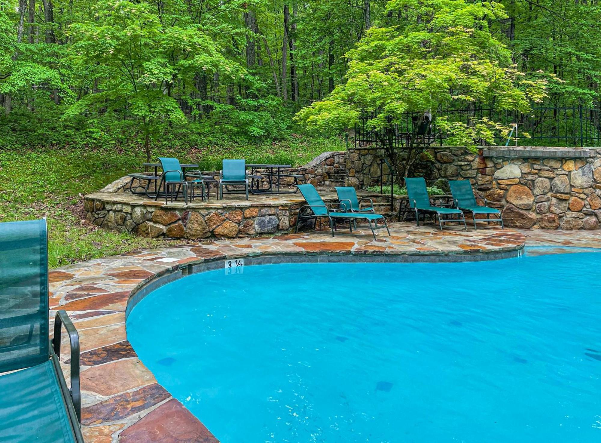 Chalet W Hot Tub, Large Deck, Grill, & Fast Wifi بيركلي سبرينغز المظهر الخارجي الصورة